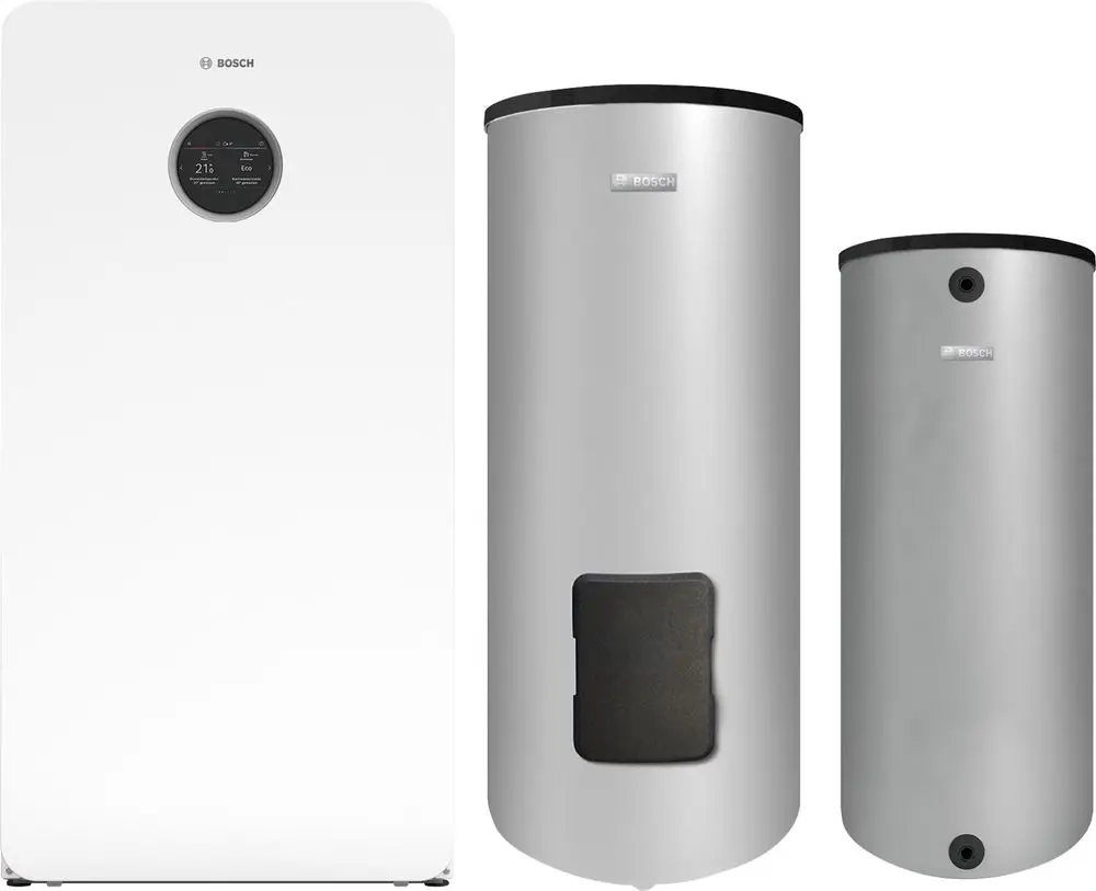 Bosch Wärmepumpe mit digitalem Display links, daneben zwei silberne und schwarze Speicherbehälter in verschiedenen Größen.